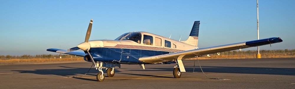 Piper PA-32 airplane, like the one that landed on the freeway in Del Mar
