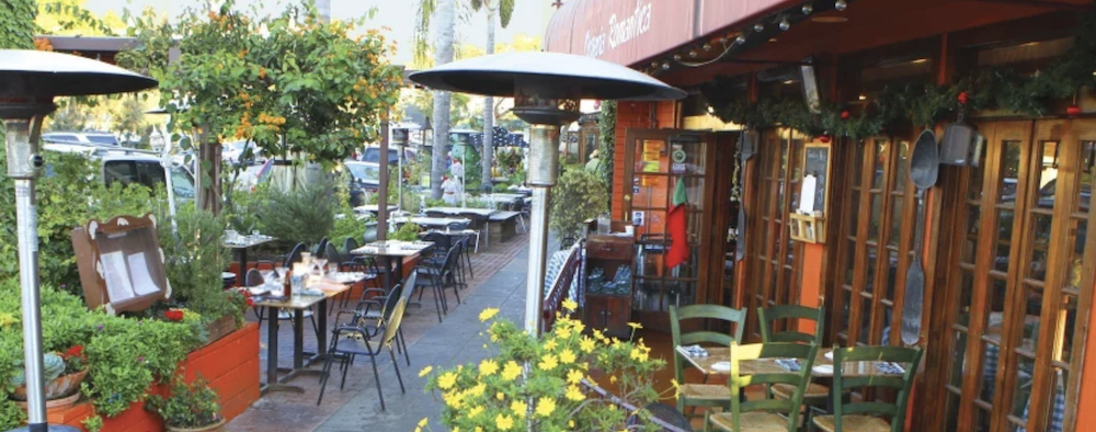 Outdoor dining in La Jolla Shores