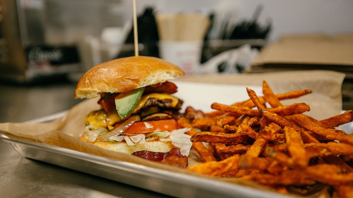 Texas Burger Chain apunta a una gran expansión en San Diego. ¿Puedes adivinar cuál?